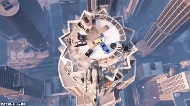 ¿Os acordáis del videojuego ''Destruction Derby''? Aquí la versión extrema destruction derby,coches,azotea,tirar,rascacielos,helicoptero