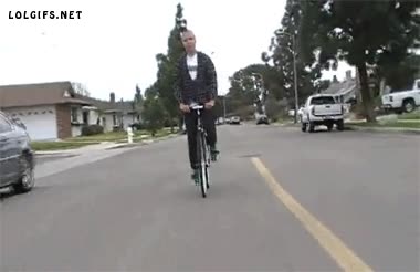 No entiendo qué ha podido pasar para caerse de esa manera mala idea,bicicleta,carretera,fail,grabar,ostiazo,cámara,caida