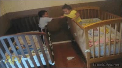 lograr,cama,juntar,ni&ntilde;os,manos,arrastrar,fuerza,conseguir