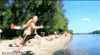 intentar,volar,agua,caerse,capa,saltar,superheroe