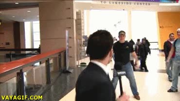 reportero,tonto,girarse,que te meto primo,enfadado,perseguir,asustado,cagón