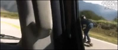 Esto es tener muy buenos reflejos moto,accidente,velocidad,esquivar,curva,motocicleta,carrera,Longboard