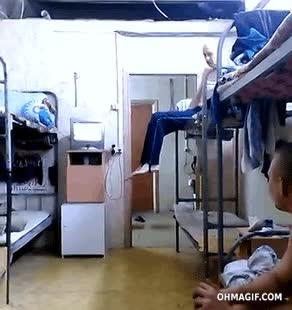 ¡Mirad cómo bajo de la litera! bajar,abajo,caerse,cama,fail,ostiazo,epic fail,habitación