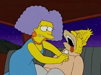 movimiento,acantilado,noche,de noche,abuelo,abuelo despues de fiesta,mujer,selma,no sabe que hacer,los simpson,Abe Simpson