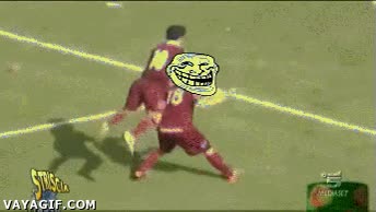 troll,trollear,esquivar,finta,abrazo,jugador al suelo,celebracion,gol,futbol