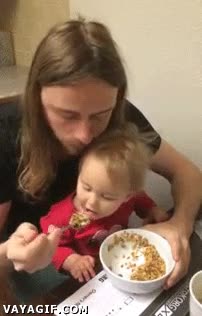 pap&aacute;,comer,cereales,trolldad,leche,hija