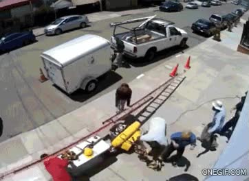 larga,obra,escalera,caer,tirar,conos,calle,cables,trabajo,accidentes,accidente,sin querer,caida libre,fuera abajo