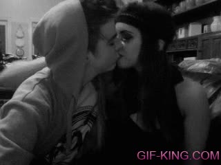 sorpresa,novios,pareja,chicos,beso,en medio,separar