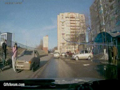 coche,calle,m&oacute;vil,caminar,atropellar,no pas&oacute; nada,mira por donde vas