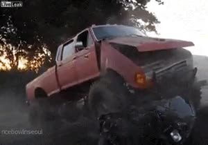 monstertruck,fail,choque,casi pero no,partido en dos,motor,roto,camioneta