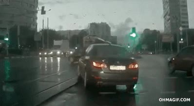 Estar conduciendo y de repente... ¿de dónde ha salido ese coche? coche,carretera,chocar,ciudad,el coche magico,fantasma,aparecer de la nada,cruzarse