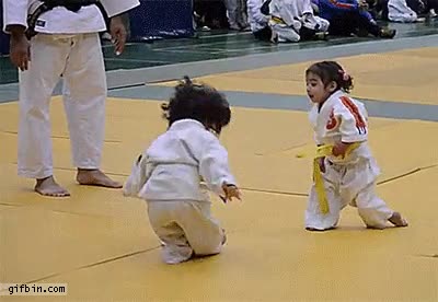 chica,ni&ntilde;a,fail,caer,juedo,saludo,torpe,al suelo