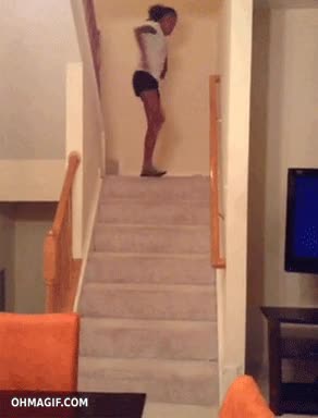 No sé si es parte de la coreografía, pero le ha quedado original chica,caer,escaleras,bailar,fail