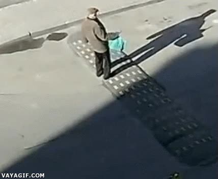 ebrio,borraccho,abuelo,volcar,resalto,velocidad,al suelo