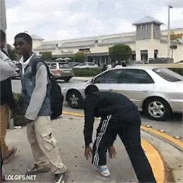 troll,abrazo,high five,saludo,agachar,esquivar