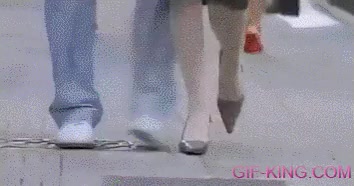 al suelo,no dejar pasar,bloquear el paso,telefono movil,zancadilla