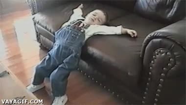 dormir,cansado,ni&ntilde;o,mueble,estirado,sof&aacute;,medio colgando