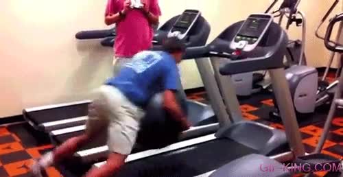 Algún día aprenderemos que una bola de fitness y una cinta de correr son mala combinación rompete el cuello,voltereta,ejercicio,bola de fitness,gimnasio,cinta de correr