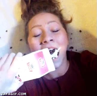 leche,cereales,cara,tumbada,ahogarse,leche por toda la cara