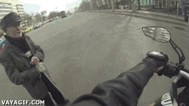 anciano,cruzar,via transitada,ayudar,motocicleta
