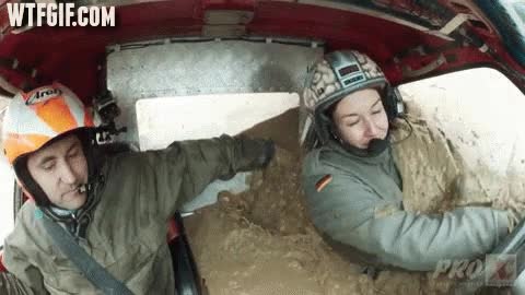 rally,inundado,mujer al volante,conducir,inundar,meterse al agua,piloto