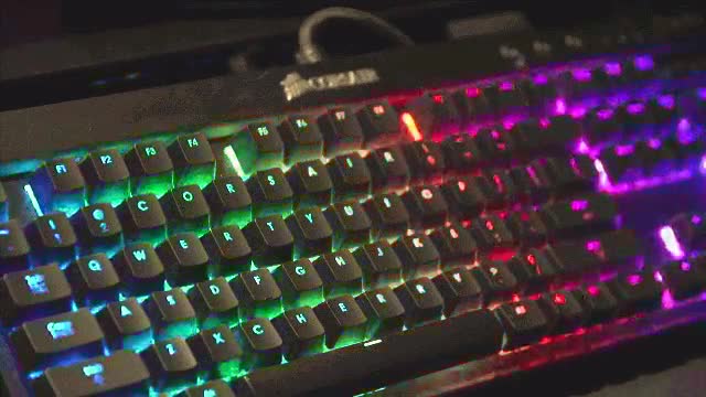 teclado,colores,luces,atractivo,pero mola,ba dum tss,chistes