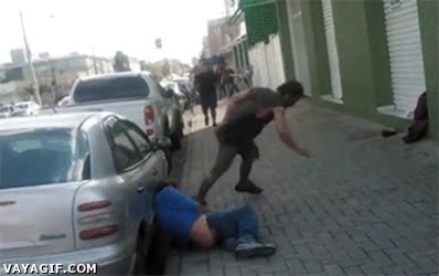 seguramente taja,al suelo,intento de patada,torpe,coche