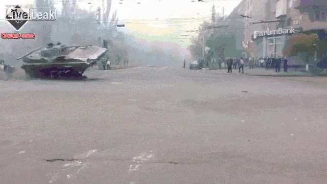 tanque,calle,bloqueo,barricada,cortar la calle,saltar,velocidad