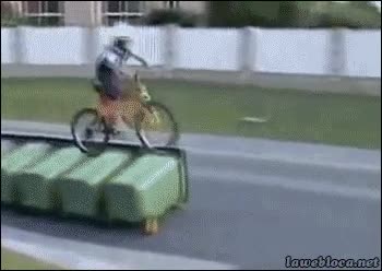 frontflip,bicicleta,fail,ni&ntilde;o,rampa,azotar,por poco,voltereta,caida,salto