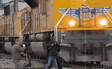 Si es que no hay más disgustos porque mira... Pero tú no vayas a dejar de grabar... grabacion,fotos,tren,idiota,video,atropellar,arrollar