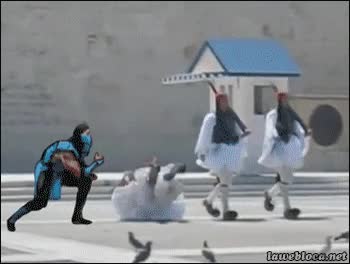 Típico, formando filas tranquilamente y Sub- Zero viene a tocar las narices mortal kombat,patada,sub zero,caida,marchar,chop,subzero,zancadilla