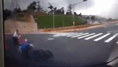 mala suerte,hoyo,motociclista,derrapar,caer,alcantarilla