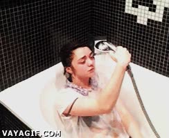 arya stark,actriz,bañera,agua,ducha,mojarse