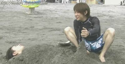 arena,japon,asiatico,japones,broma,amigo,cabronada,playa,enterrar