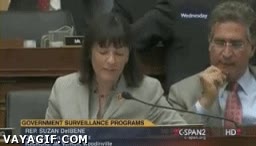 congreso,discusi&oacute;n,asco,aburrido,rascarse,comer,cera de los o&iacute;dos