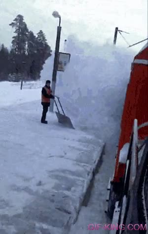 hombre,avalancha,nieve,tren,enterrar,pala,sorpresa