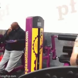 Ir al gimnasio a hacer ejercicio mientras comes para no perder energía gordo,gym,ejercicio,comer,negro,gimnasio,maquina,no perder energía