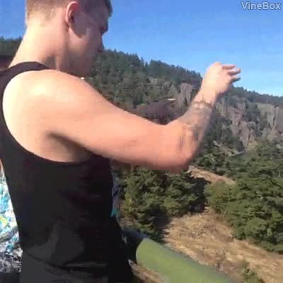 telefono,movil,amiga,amigos,troll,tirar,malos,camisilla,smartphone,puente