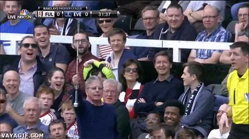 t&oacute;malo,falta,arbitro,abuelo,bast&oacute;n,ciego,F&uacute;tbol,y se r&iacute;e el t&iacute;o,linier