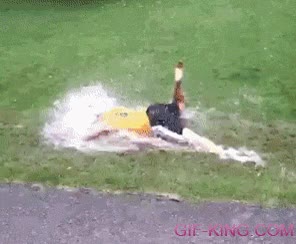 tabla,surf,fail,resbalar,al suelo,caer,cesped,charco