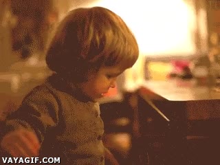 romper,ni&ntilde;a,traviesa,mala,maldad,mirada psicopata,tirar,coche