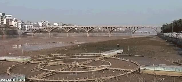 gr&uacute;a,ca&iacute;da,r&iacute;o,demolici&oacute;n,puente