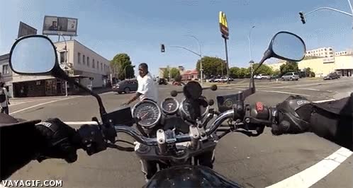 miedo,asustar,moto,cruzar,calle,en rojo