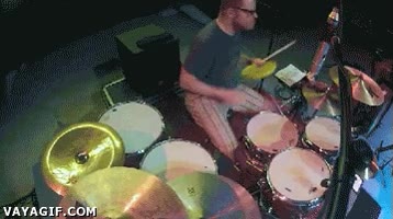 tocar,frisbee,disco volador,atrapar,al vuelo,reflejos,bateria,baterista