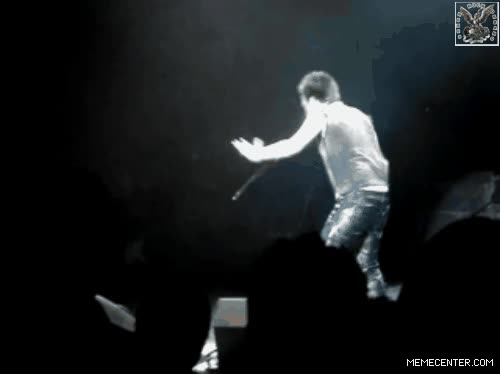 rock,concierto,guitarra electrica,fail,caer,escenario