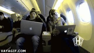 amigo,verg&uuml;enza ajena,m&uacute;sica,baile,emocionado,asia,avion