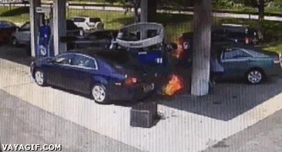 irresponsable,incendio,gasolinera,choque,salvar,impresionante,héroe