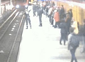 tonto,m&oacute;vil,leer,distraido,metro,vias