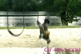 Y ese día aprendió que columpiarse encima de un charco no es una buena idea caida,fail,columpiarse,caer,charco,columpio,niño