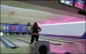 Alguien podría haberle dicho que la bola tenía que ir rodando... rubia,bolos,pero a lo tonto está fuerte la tía,punteria,techo